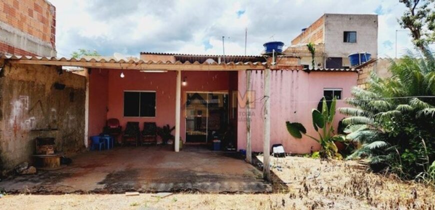 Excelente Casa, com 2 Quartos, espaço na frente e nos fundos, localizada no Bairro Morro da Cruz, na Entrada do Bairro em São Sebastião/DF.