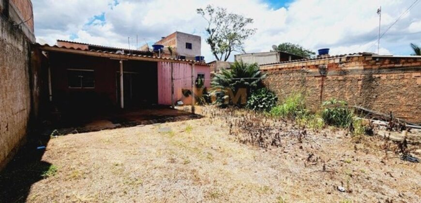 Excelente Casa, com 2 Quartos, espaço na frente e nos fundos, localizada no Bairro Morro da Cruz, na Entrada do Bairro em São Sebastião/DF.