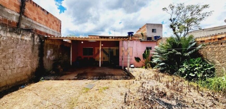 Excelente Casa, com 2 Quartos, espaço na frente e nos fundos, localizada no Bairro Morro da Cruz, na Entrada do Bairro em São Sebastião/DF.