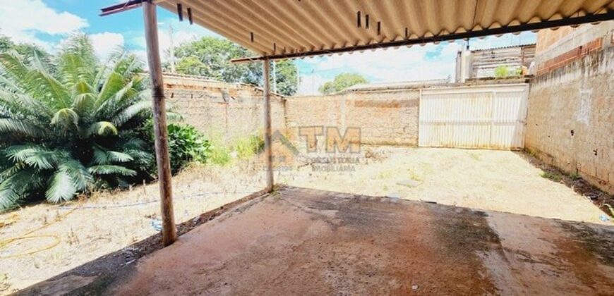 Excelente Casa, com 2 Quartos, espaço na frente e nos fundos, localizada no Bairro Morro da Cruz, na Entrada do Bairro em São Sebastião/DF.