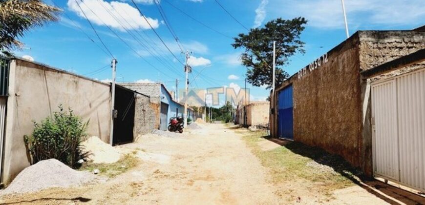 Excelente Casa, com 2 Quartos, espaço na frente e nos fundos, localizada no Bairro Morro da Cruz, Perto do Club do Dino, em São Sebastião/DF. – Ac. Troca