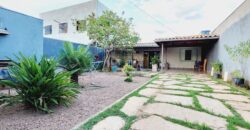 Excelente Casa, com 2 Quartos, espaço na frente com Jardim, planta florífera, Excelente localização na Qd. 04 do Bairro Morro da Cruz, Perto da avenida principal do bairro, em São Sebastião/DF. – Ac. Troca