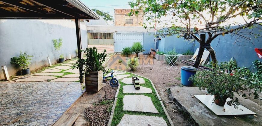 Excelente Casa, com 2 Quartos, espaço na frente com Jardim, planta florífera, Excelente localização na Qd. 04 do Bairro Morro da Cruz, Perto da avenida principal do bairro, em São Sebastião/DF. – Ac. Troca