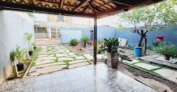 Excelente Casa, com 2 Quartos, espaço na frente com Jardim, planta florífera, Excelente localização na Qd. 04 do Bairro Morro da Cruz, Perto da avenida principal do bairro, em São Sebastião/DF. – Ac. Troca