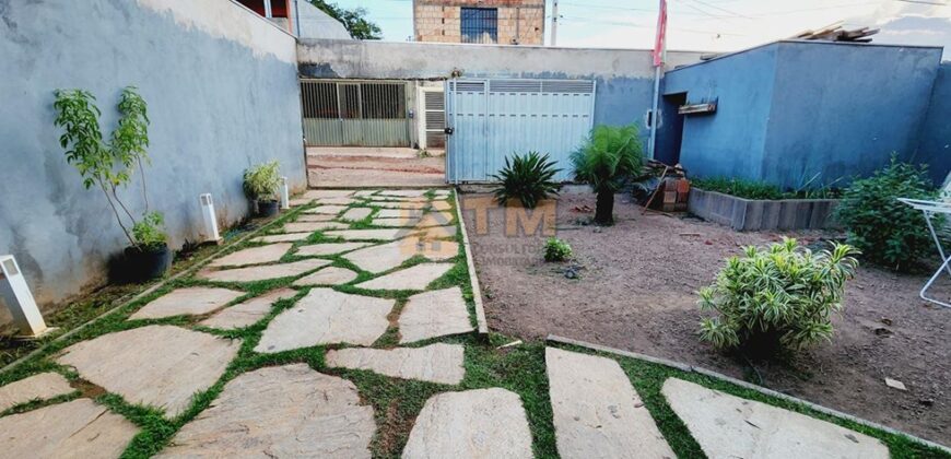 Excelente Casa, com 2 Quartos, espaço na frente com Jardim, planta florífera, Excelente localização na Qd. 04 do Bairro Morro da Cruz, Perto da avenida principal do bairro, em São Sebastião/DF. – Ac. Troca