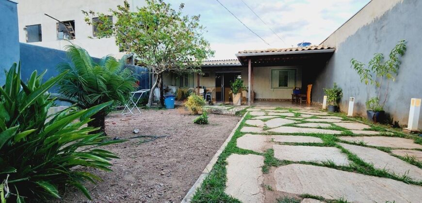 Excelente Casa, com 2 Quartos, espaço na frente com Jardim, planta florífera, Excelente localização na Qd. 04 do Bairro Morro da Cruz, Perto da avenida principal do bairro, em São Sebastião/DF. – Ac. Troca