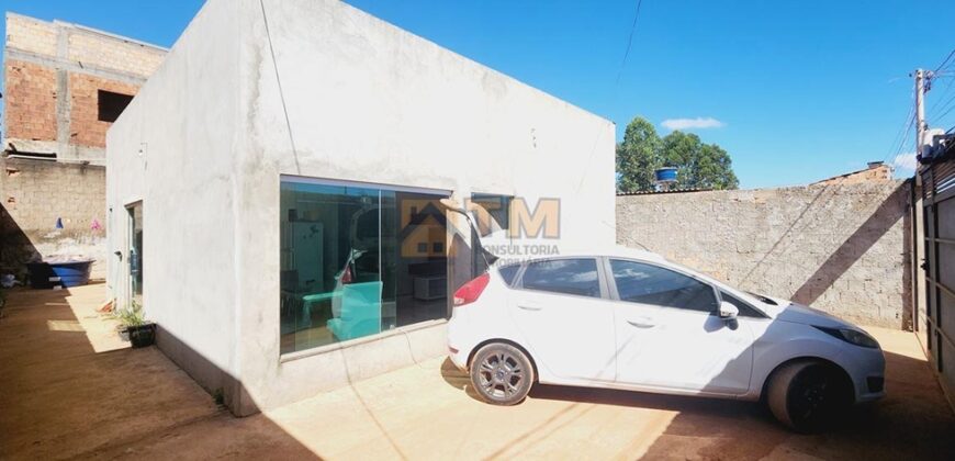 Maravilhosa Casa, com 3 Quartos, Suíte, espaço na frente, excelente localização na Qd. 33, Perto da Constrular do Bairro Morro da Cruz, Perto da avenida principal do bairro, em São Sebastião/DF.