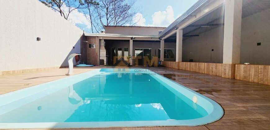 Excelente Casa, com Piscina e Churrasqueira, Bairro Morro da Cruz, em São Sebastião/DF.