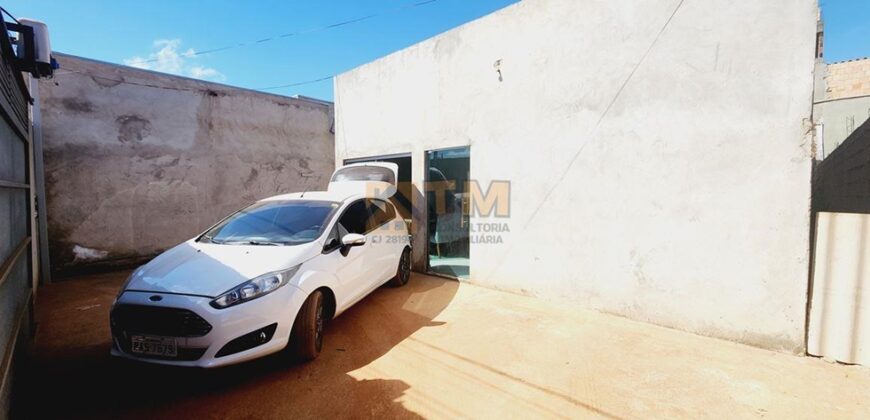 Maravilhosa Casa, com 3 Quartos, Suíte, espaço na frente, excelente localização na Qd. 33, Perto da Constrular do Bairro Morro da Cruz, Perto da avenida principal do bairro, em São Sebastião/DF.