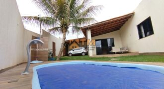 BELÍSSIMA CASA COM PISCINA NO BAIRRO ITAIPU JARDIM BOTÂNICO.