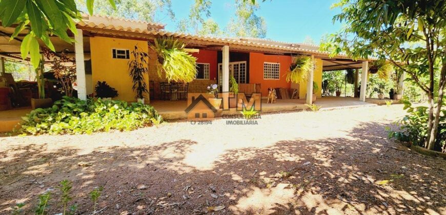 Maravilhosa Chácara com 3.6 hectares, com córrego, uma Linda Vista, excelente Casa, com piso no porcelanato, bem Localizada, em Cavas de Baixo, em São Sebastião/DF.