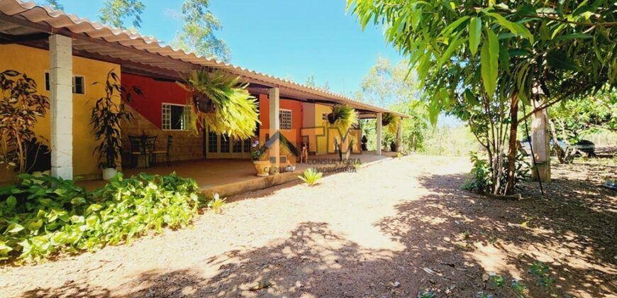 Maravilhosa Chácara com 3.6 hectares, com córrego, uma Linda Vista, excelente Casa, com piso no porcelanato, bem Localizada, em Cavas de Baixo, em São Sebastião/DF.