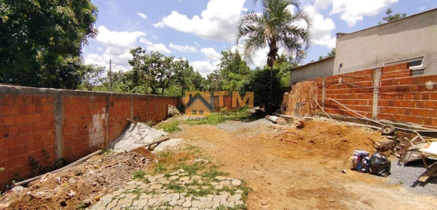 CASA EM LOTE DE 450m2, CONDOMÍNIO QUINTAS SANTA BARBARA NA REGIÃO DO TORORÓ JARDIM BOTÂNICO DF.