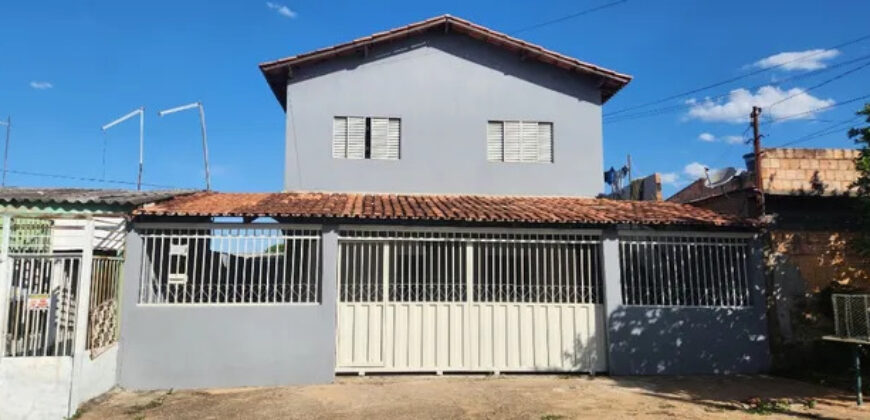 Excelente Sobrado com 6 Qtos, na Qd. 202 do Residencial Oeste – Ac. Carro