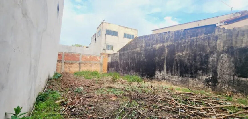 EXCELENTE LOTE TODO MURADO, BEM LOCALIZADO, PERTO DE PARADA DE ONIBUS E COMERCIO EM GERAL