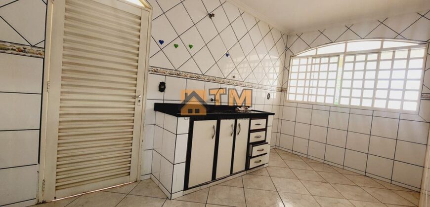 CASA BEM LOCALIZADA COM 3 QTOS, SENDO UMA SUITE, NO BAIRRO SÃO JOSÉ EM SÃO SEBASTIÃO/DF.