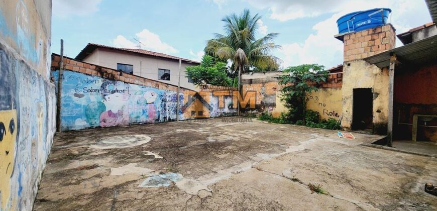 CASA COM 3 QTOS, COM ESPAÇO AMPLO NO FUNDO DO LOTE, NO BAIRRO VILA NOVA, EM SÃO SEBASTIÃO/DF.