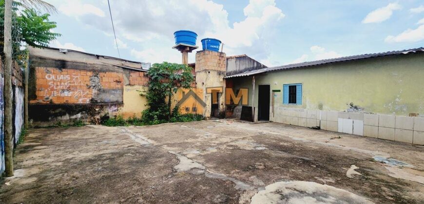 CASA COM 3 QTOS, COM ESPAÇO AMPLO NO FUNDO DO LOTE, NO BAIRRO VILA NOVA, EM SÃO SEBASTIÃO/DF.