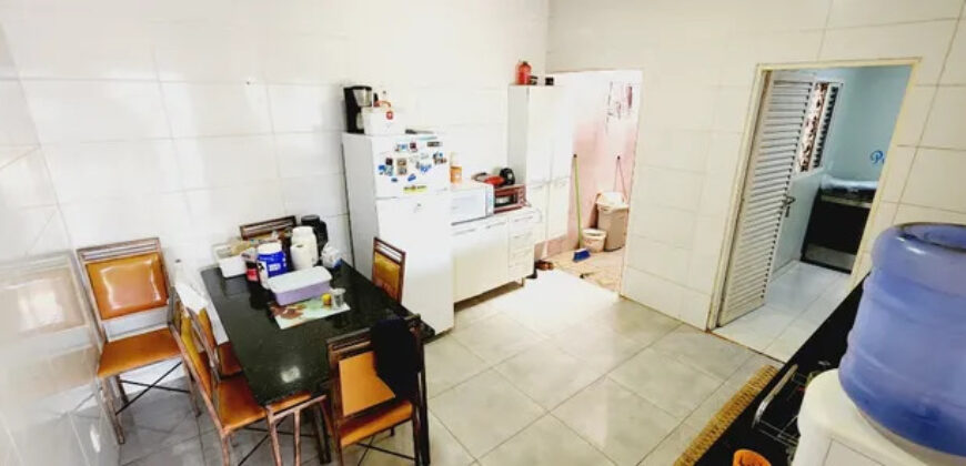 CASA COM 3 QUARTOS, SUITE, ESPAÇO NA FRENTE, BAIRRO MORRO DA CRUZ, EM SÃO SEBASTIÃO/DF