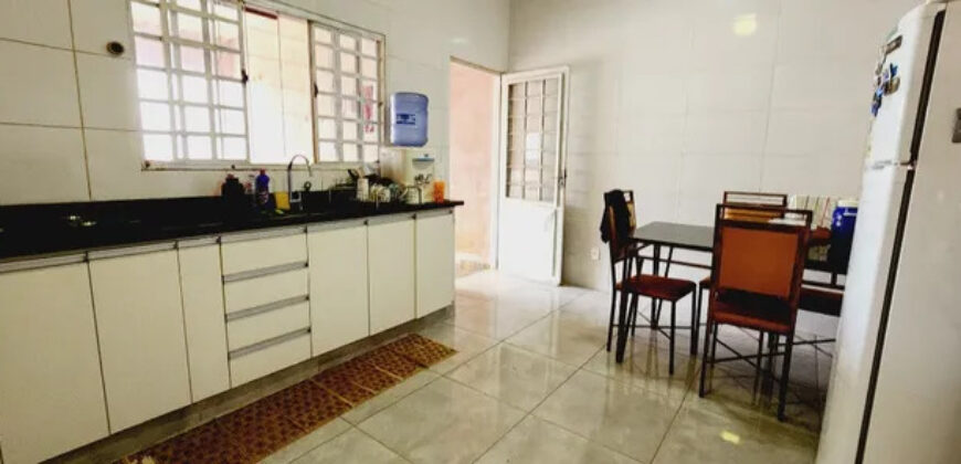 CASA COM 3 QUARTOS, SUITE, ESPAÇO NA FRENTE, BAIRRO MORRO DA CRUZ, EM SÃO SEBASTIÃO/DF