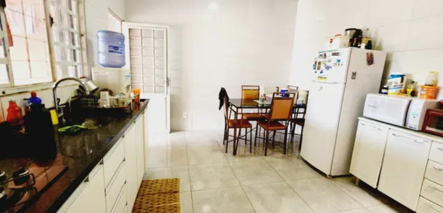 CASA COM 3 QUARTOS, SUITE, ESPAÇO NA FRENTE, BAIRRO MORRO DA CRUZ, EM SÃO SEBASTIÃO/DF