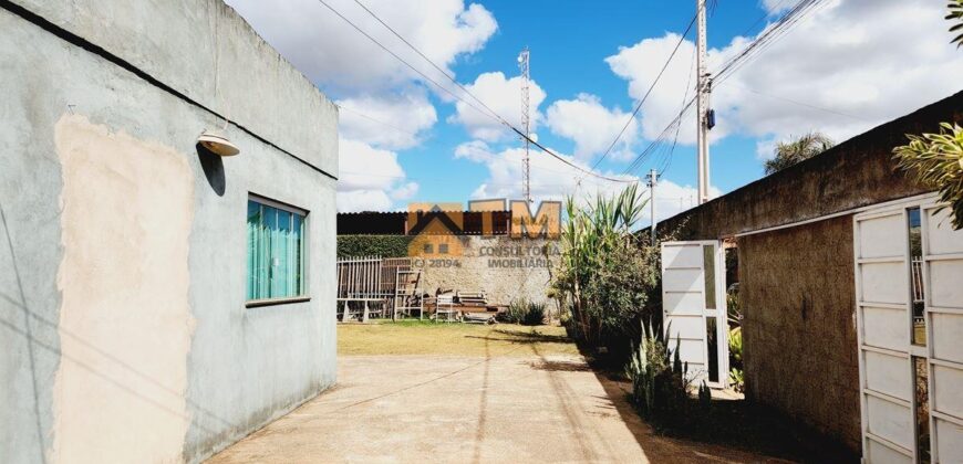 EXCELENTE CASA, TODA NA LAJE, COM ESTRUTURA PARA MAIS 1 PAVIMENTO, DE ESQUINA, LOTÃO COM 400 METROS, BAIRRO MORRO DA CRUZ, EM SÃO SEBASTIÃO/DF.