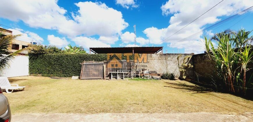 EXCELENTE CASA, TODA NA LAJE, COM ESTRUTURA PARA MAIS 1 PAVIMENTO, DE ESQUINA, LOTÃO COM 400 METROS, BAIRRO MORRO DA CRUZ, EM SÃO SEBASTIÃO/DF.