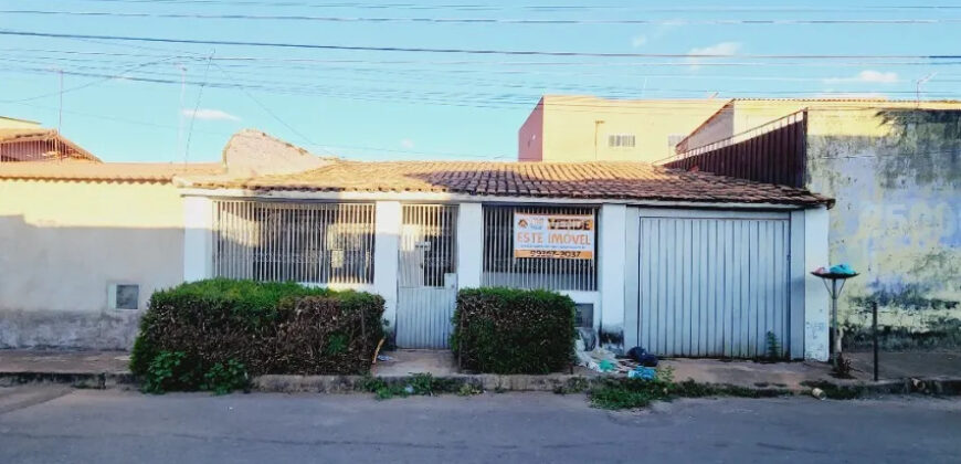 CASA COM 3 QUARTOS, NO CENTRO DA CIDADE, EM SÃO SEBASTIÃO/DF.