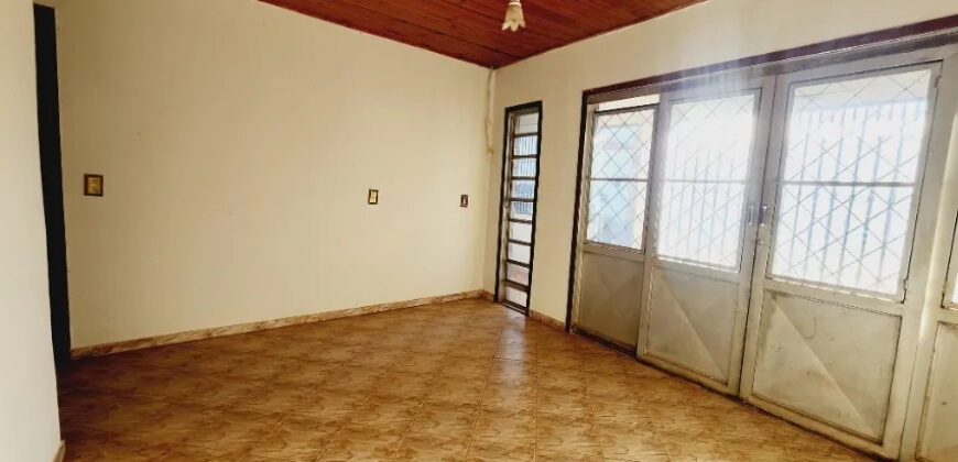 CASA COM 3 QUARTOS, NO CENTRO DA CIDADE, EM SÃO SEBASTIÃO/DF.