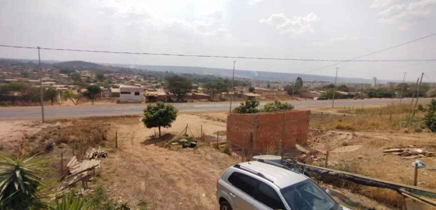 CASA NA AVENIDA COMERCIAL ENTRE MORRO DA CRUZ E CAPÃO CUMPRIDO.