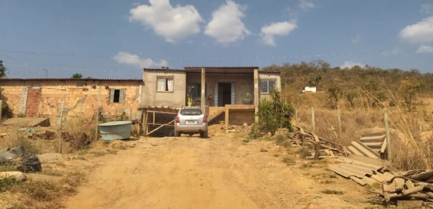 CASA NA AVENIDA COMERCIAL ENTRE MORRO DA CRUZ E CAPÃO CUMPRIDO.