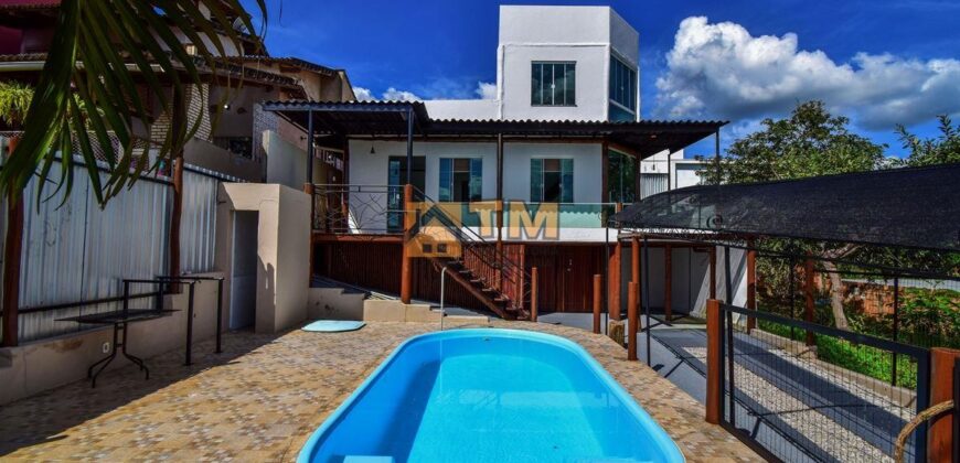 MARAVILHOSA CASA COM 2 QUARTOS, SUÍTE, LINDO JARDIM, PISCINA, NO CONDOMÍNIO QUINTAS DOS IPÊS, JARDIM BOTÂNICO/DF.