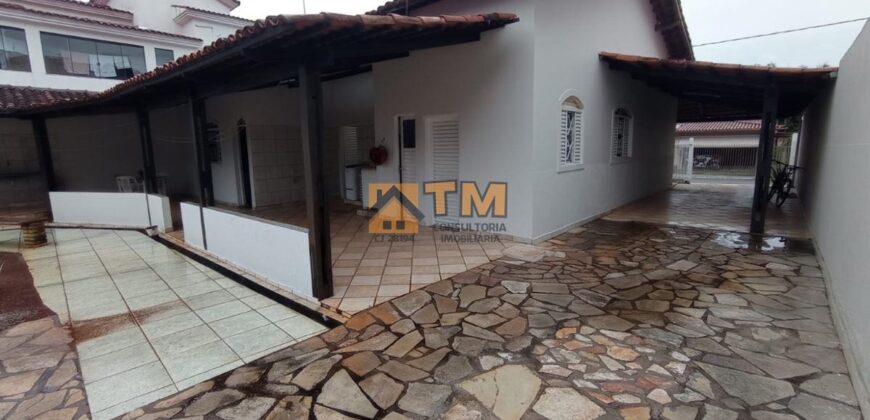 IMÓVEL ESCRITURADO E COM HABITE-SE! Casa térrea em terreno plano, possui os fundos limpo, pronto para receber uma piscina e área de lazer completa.