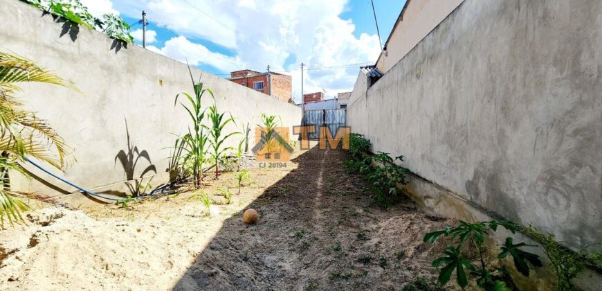 CASA BEM LOCALIZADA! PERTO DO MERCADO REI ARTUR, NA RUA DO SINTETICO!