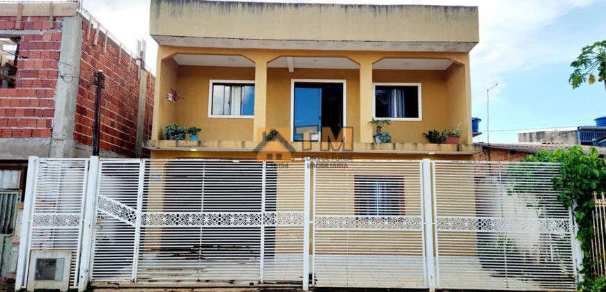 Excelente Sobrado com 5 Quartos, espaço nos fundos, Bairro Residencial do Bosque, em São Sebastião/DF. Descrição: