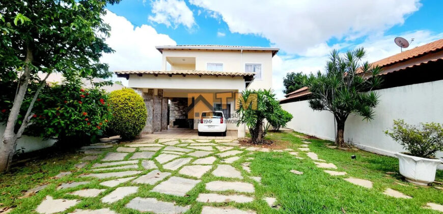 MARAVILHOSO SOBRADO, COM 4 QUARTOS, LINDO JARDIM QUE FAZ INTERAÇÃO COM A CASA, LOTE VAZADO DE UMA RUA PARA OUTRA, CONDOMINIO QUINTAS DO SOL, NO JARDIM BOTANICO DE BRASILIA!