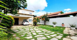 MARAVILHOSO SOBRADO, COM 4 QUARTOS, LINDO JARDIM QUE FAZ INTERAÇÃO COM A CASA, LOTE VAZADO DE UMA RUA PARA OUTRA, CONDOMINIO QUINTAS DO SOL, NO JARDIM BOTANICO DE BRASILIA!