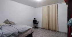 CASA COM KITNET NO BAIRRO JOÃO CÂNDIDO EM SÃO SEBASTIÃO DF.