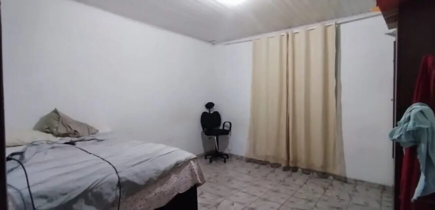 CASA COM KITNET NO BAIRRO JOÃO CÂNDIDO EM SÃO SEBASTIÃO DF.