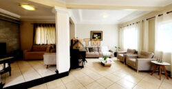 MARAVILHOSO SOBRADO, COM 4 QUARTOS, LINDO JARDIM QUE FAZ INTERAÇÃO COM A CASA, LOTE VAZADO DE UMA RUA PARA OUTRA, CONDOMINIO QUINTAS DO SOL, NO JARDIM BOTANICO DE BRASILIA!