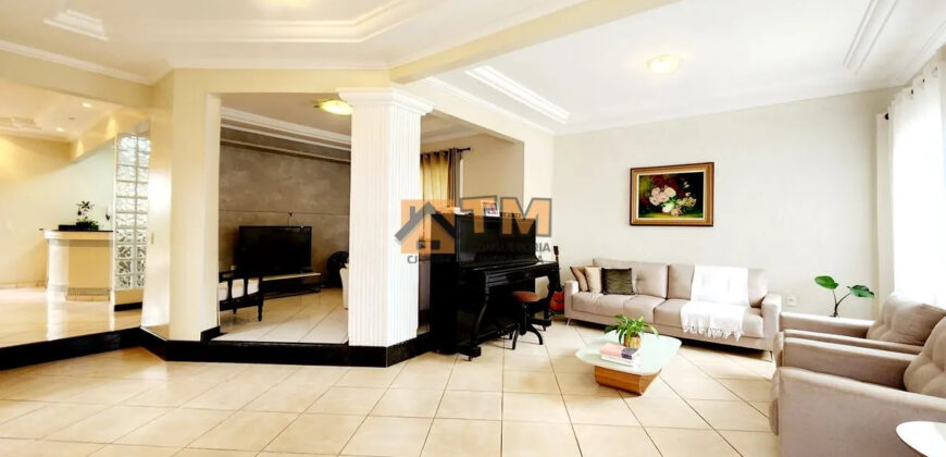 MARAVILHOSO SOBRADO, COM 4 QUARTOS, LINDO JARDIM QUE FAZ INTERAÇÃO COM A CASA, LOTE VAZADO DE UMA RUA PARA OUTRA, CONDOMINIO QUINTAS DO SOL, NO JARDIM BOTANICO DE BRASILIA!