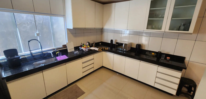 MARAVILHOSA CASA COM 3 SUITES, COM ARMÁRIOS, TODA NA LAJE, PERTO DE COMERCIO E PROXIMO A PARADA DE ONIBUS, PERTO DO MERCA REI ARTUR, BAIRRO MORRO DA CRUZ, EM SÃO SEBASTIÃO /DF.