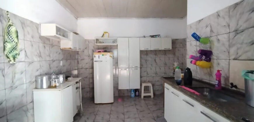 CASA COM KITNET NO BAIRRO JOÃO CÂNDIDO EM SÃO SEBASTIÃO DF.
