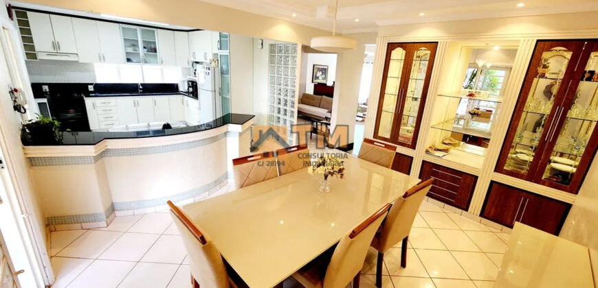 MARAVILHOSO SOBRADO, COM 4 QUARTOS, LINDO JARDIM QUE FAZ INTERAÇÃO COM A CASA, LOTE VAZADO DE UMA RUA PARA OUTRA, CONDOMINIO QUINTAS DO SOL, NO JARDIM BOTANICO DE BRASILIA!
