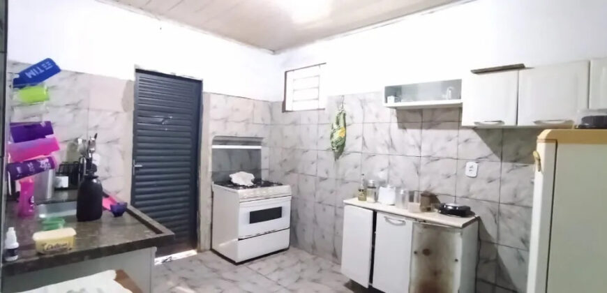 CASA COM KITNET NO BAIRRO JOÃO CÂNDIDO EM SÃO SEBASTIÃO DF.