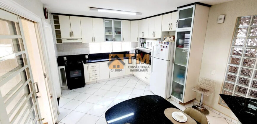 MARAVILHOSO SOBRADO, COM 4 QUARTOS, LINDO JARDIM QUE FAZ INTERAÇÃO COM A CASA, LOTE VAZADO DE UMA RUA PARA OUTRA, CONDOMINIO QUINTAS DO SOL, NO JARDIM BOTANICO DE BRASILIA!