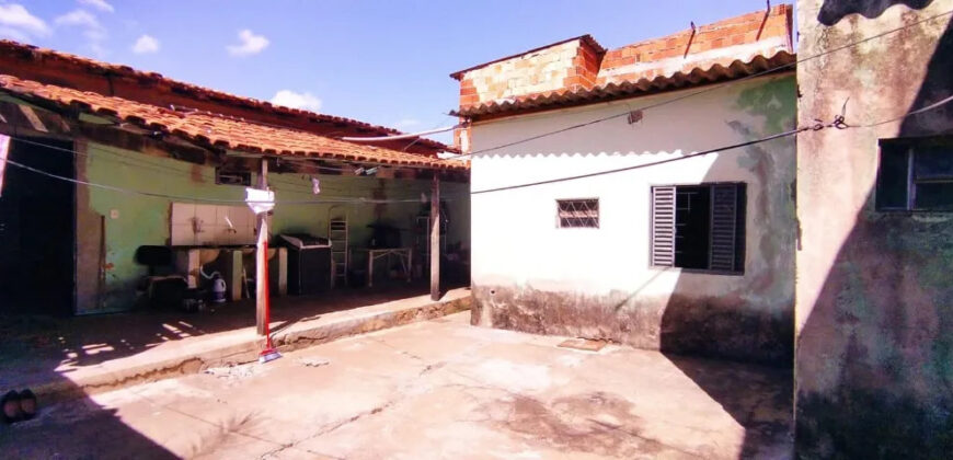 CASA COM KITNET NO BAIRRO JOÃO CÂNDIDO EM SÃO SEBASTIÃO DF.
