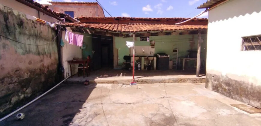 CASA COM KITNET NO BAIRRO JOÃO CÂNDIDO EM SÃO SEBASTIÃO DF.