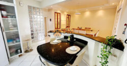 MARAVILHOSO SOBRADO, COM 4 QUARTOS, LINDO JARDIM QUE FAZ INTERAÇÃO COM A CASA, LOTE VAZADO DE UMA RUA PARA OUTRA, CONDOMINIO QUINTAS DO SOL, NO JARDIM BOTANICO DE BRASILIA!