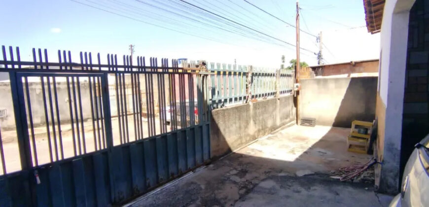 CASA COM KITNET NO BAIRRO JOÃO CÂNDIDO EM SÃO SEBASTIÃO DF.